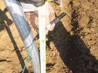 Segnare con un pennarello il posizionamento del cavetto alla stessa altezza su tutte le arcate.