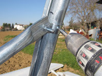  Mettere una vite autoforante sulle fascette di testa per garantirne la stabilit&agrave; (opziomale).