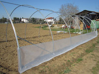 Far sporgere il telo sulle testate di circa 20 cm.