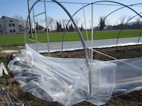 Ripetere l'operazione sull'altro lato mettendo in tensione il telo testata