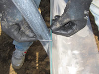 Fissare la zoccolatura al segno precedentemente realizzato (altezza cavetto).