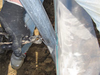 Serrare la grappa ruotandola con una tenaglia.