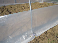 Realizzare un taglio sulla zoccolatura all'altezza del gancio.