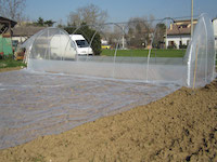 Aprire il telo di copertura lasciando le scritte sulla parte sotto.