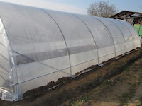 Coprire la serra ancorando il telo sulle testate con l'apposito profilo e sui tubi apertura con le grappe a incastro (misura piccola).