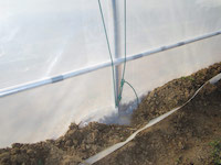 Legare i cavetti ai ganci del piede.