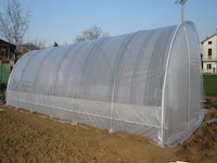 Interrare i teli sui fianchi della serra