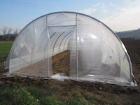 Realizzare u'apertura in corrispondenza della porta lasciando il telo 15-20 cm pi&ugrave; lungo