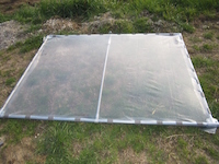 Fissare il telo porta alla stessa tramite le grappe ad incastro (misura media).