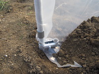 Avvitare le cerniere per il fissaggio della porta.