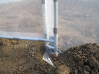 Infilare la porta nelle cerniere.