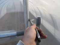 Ripetere l'operazione con la cerniera alta lasciando la porta montata per individuare l'altezza.