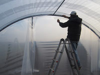 Rifilare gli eccessi di telo lasciandone 10-15 cm