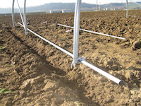 Infilare i tubi di collegamento sull'apposito traliccio e far scorrere il tutto verso il colmo della serra.