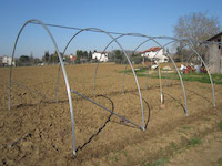 Serrare il tubo di collegamento al centro dell'arco assicurandosi di intervallare gli stessi di mt. 2.