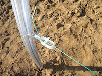 Infilare il cavetto nell'apposito tenditore preassemblato e tirare moderatamente.